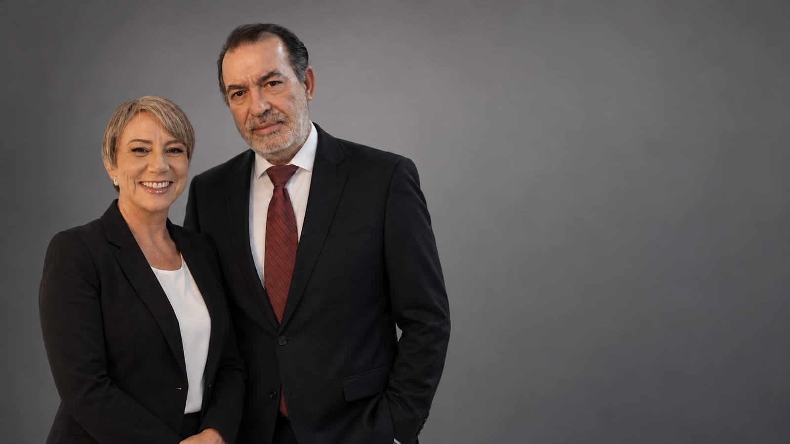 Andrea Ferri e Nereu Vargas, sócios do escritório, lado a lado em trajes sociais.
